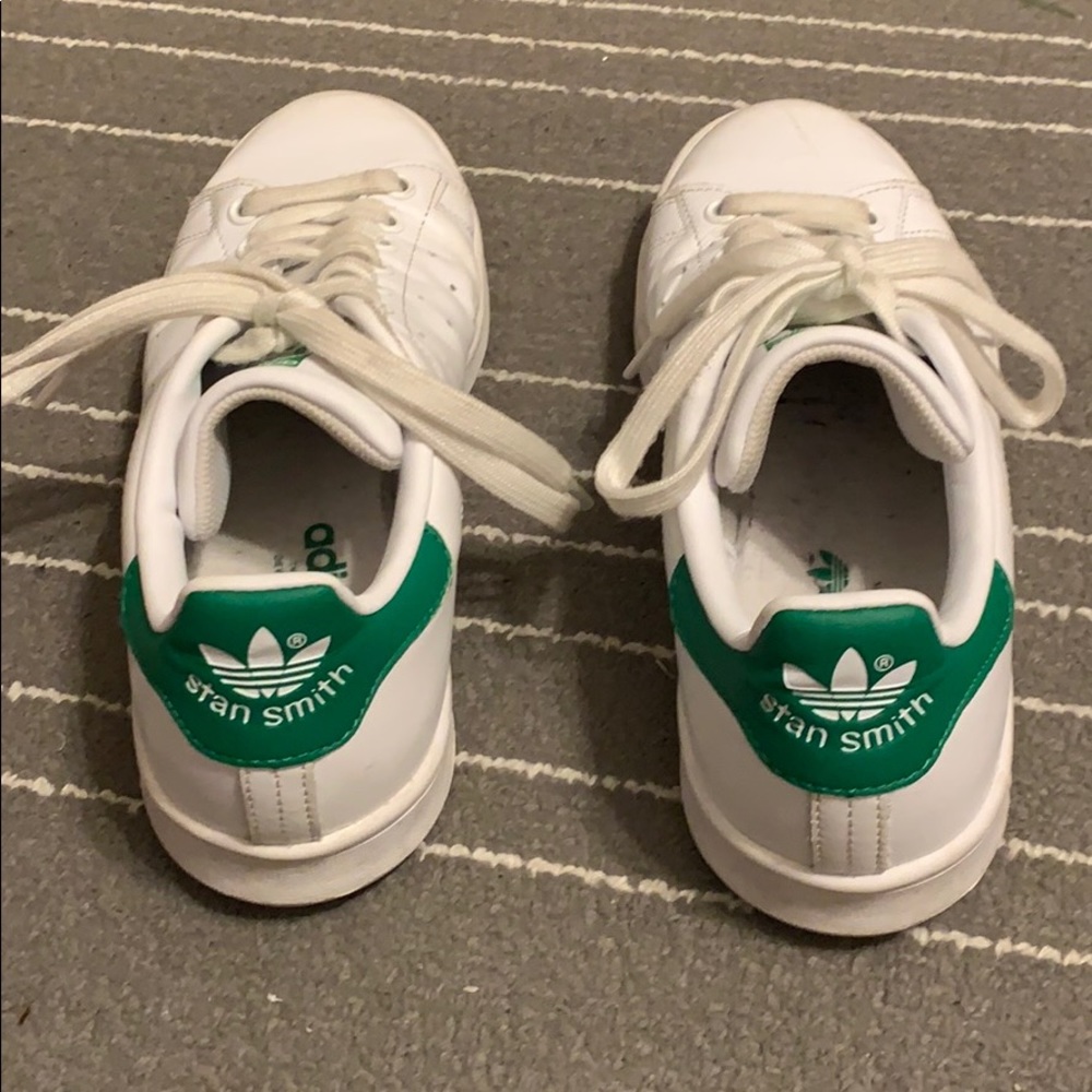 LIKE NEW Women’s adidas Stan smith